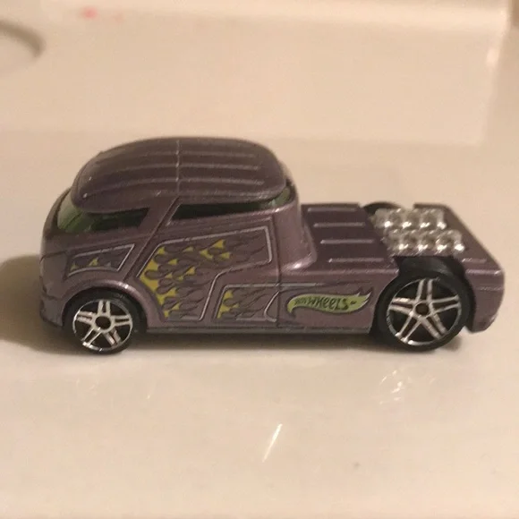 Ultra rare color Hot wheels qombee purple metallic with flames - Picture 4 of 6